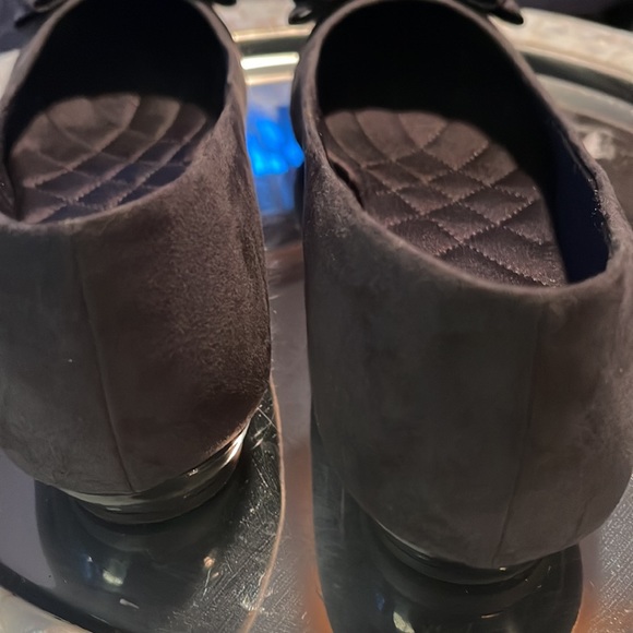 Coach Four suede Gray flats lizard bow. Padded for comfort -excellent - Picture 4 of 5